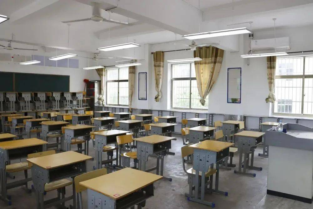 目前,昌江中学考点已经全部布置完毕,一共是59个考场,另设3个备用考场