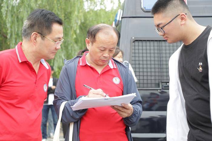 灵璧县2024年高考首日 万名干群倾情演绎"石都"护考大爱