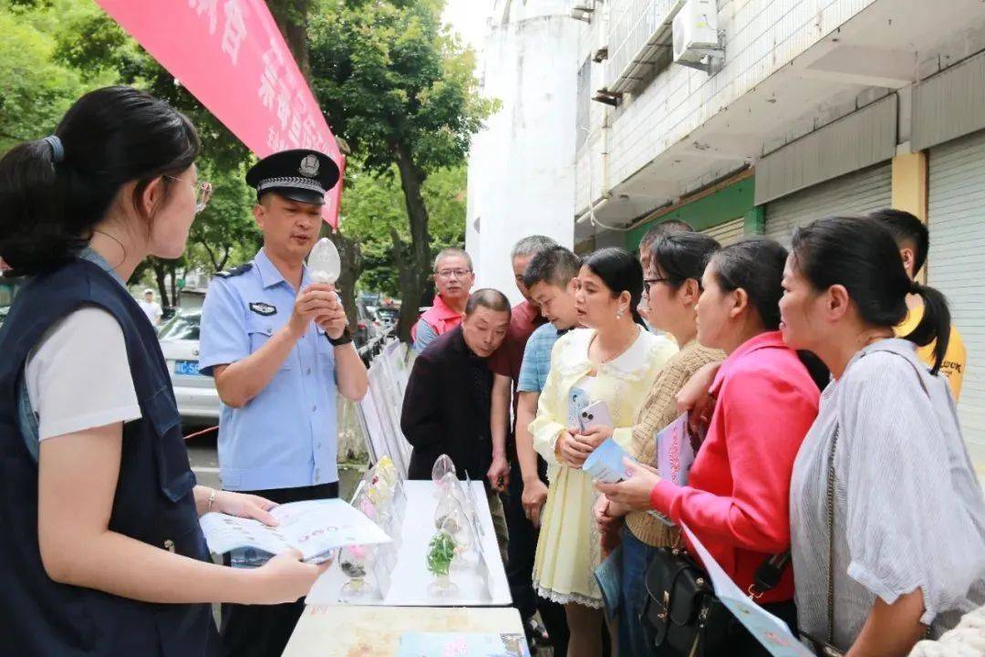 左右滑动查看更多6月3日,在端午节即将来临之际,德化县残联联合县禁毒