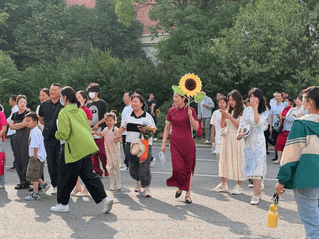 直击阜阳高考首日，这些感人瞬间！-阜阳市2021年高考成绩喜报