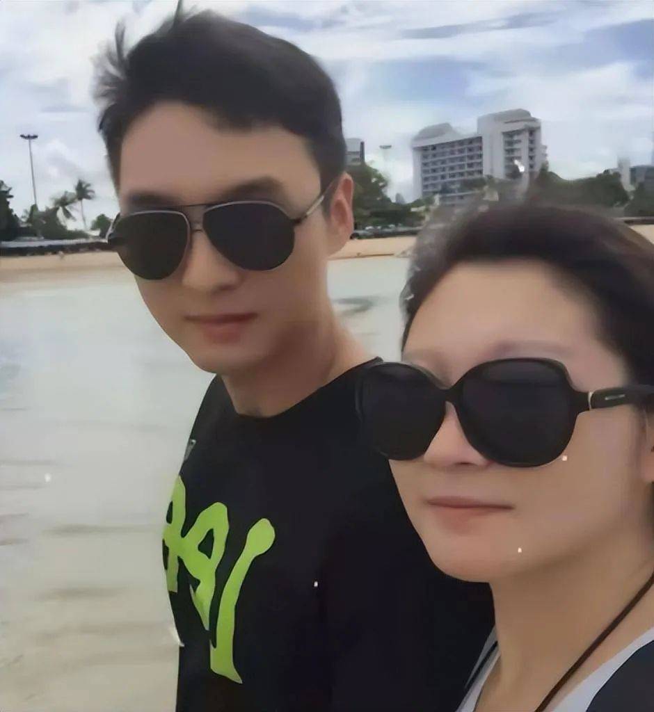 王暖暖与俞东恋爱时期照片而婚后,俞东直接以创业失