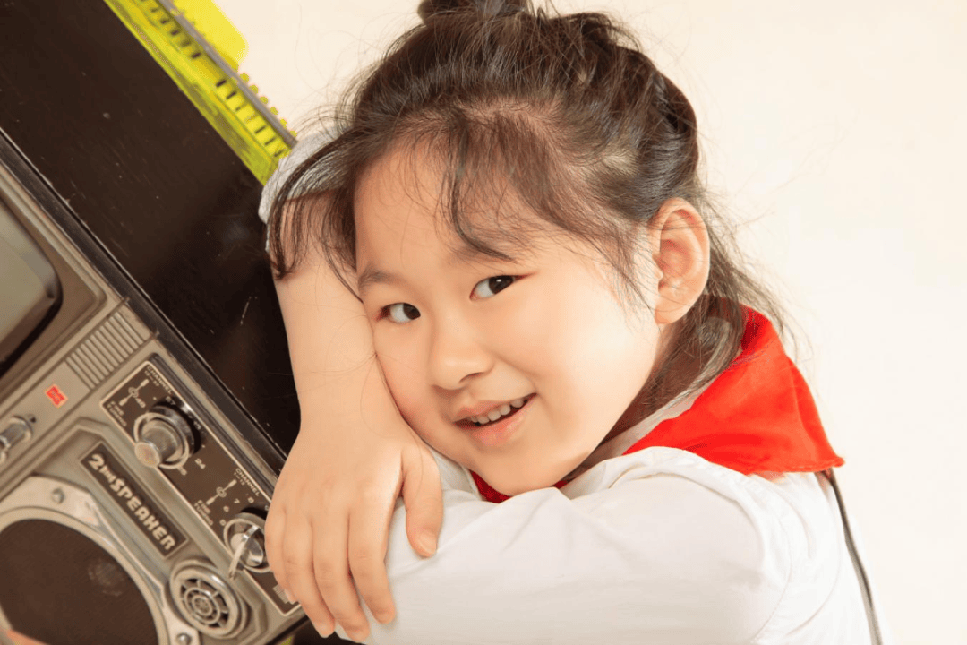 于绥化市黄河小学,喜欢读书,跳舞,是一个活泼可爱,阳光开朗的小女孩