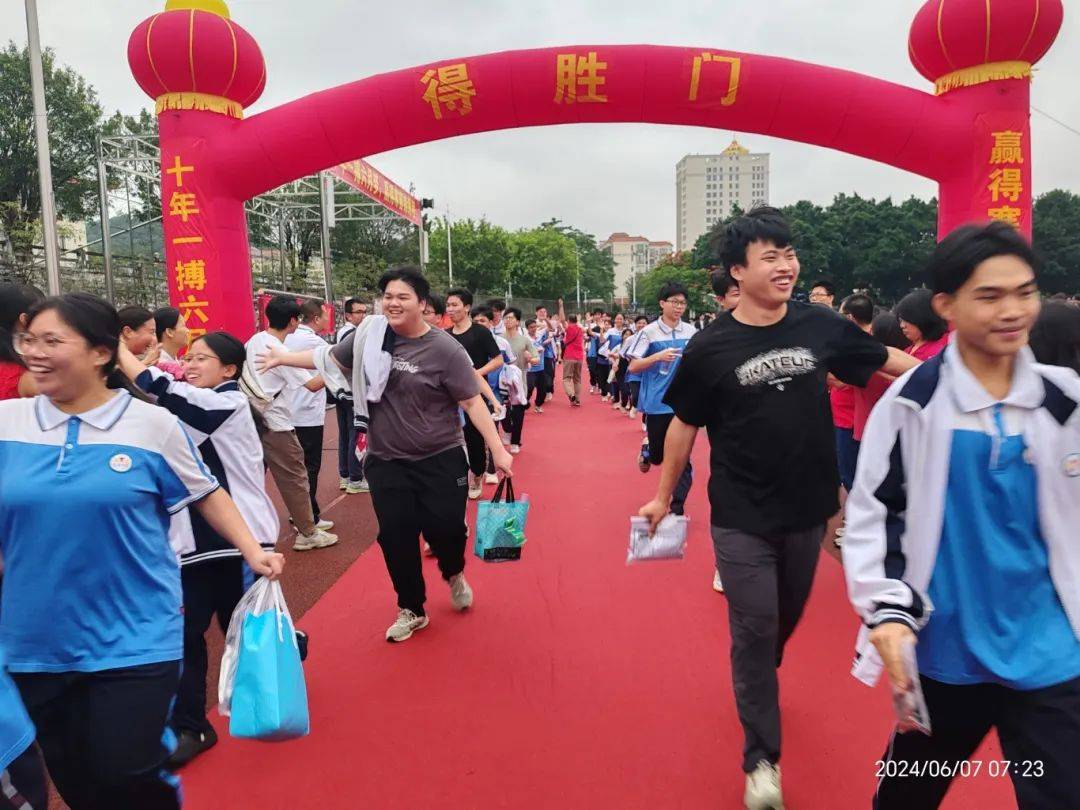 图片来源:高要区教育局▲高要二中考点,考生进行最后的冲刺.