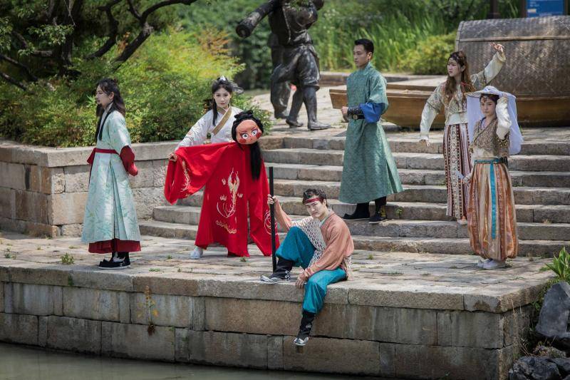 南湖剧展将金庸武侠世界搬至街头,嘉兴渐成"秋有乌镇,春夏南湖"格局