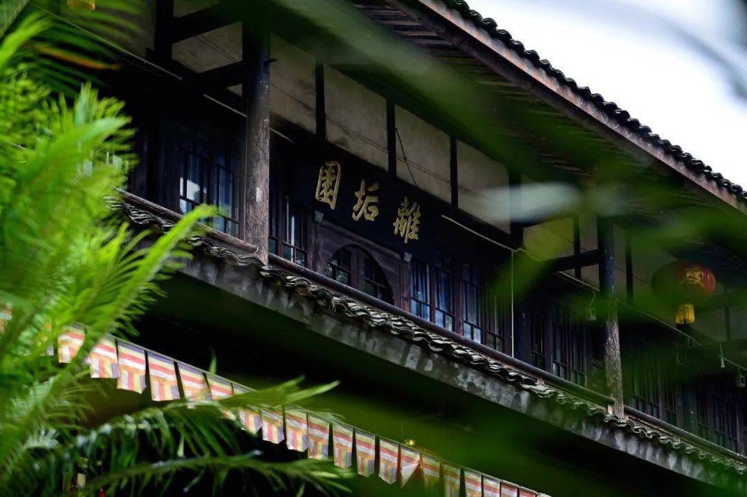 雷音寺赫然出现在眼前经过260余级石阶从伏虎寺开始 沿山间小路步行