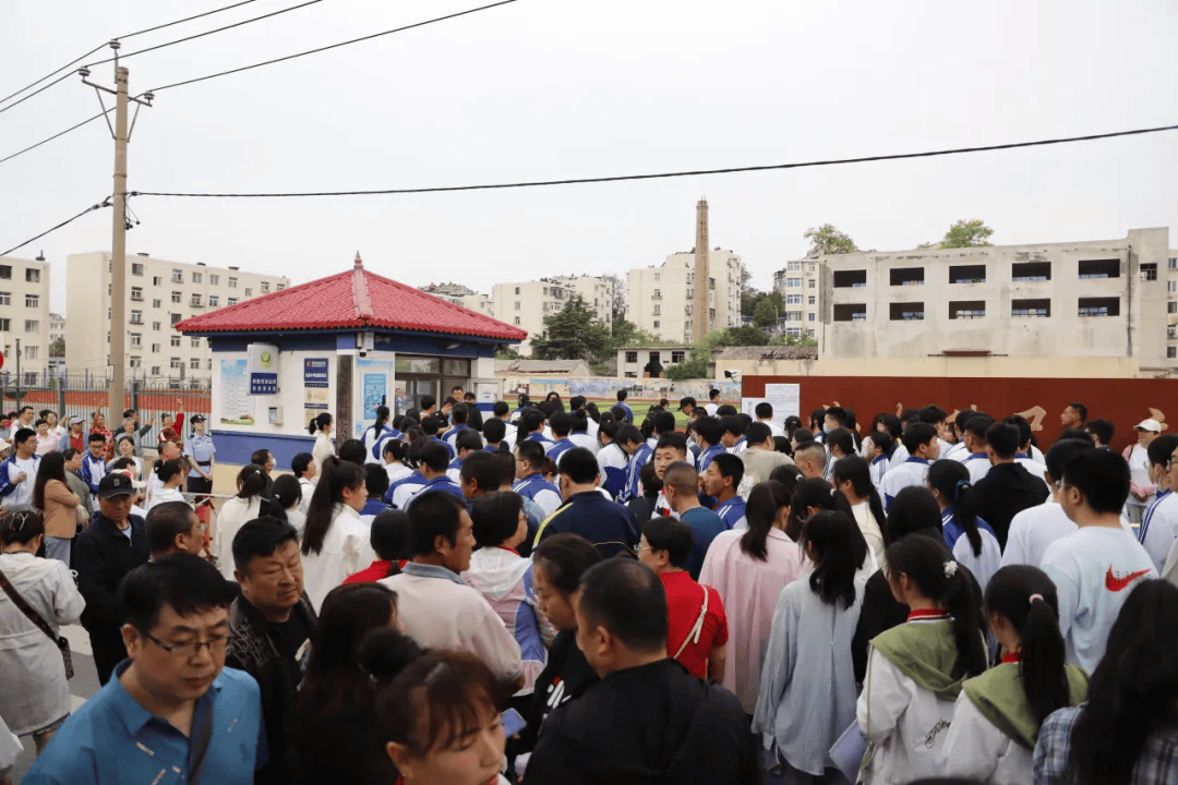 共47个考场2个考点55中学,实验中学今年旅顺口区共设立书写自己的青春