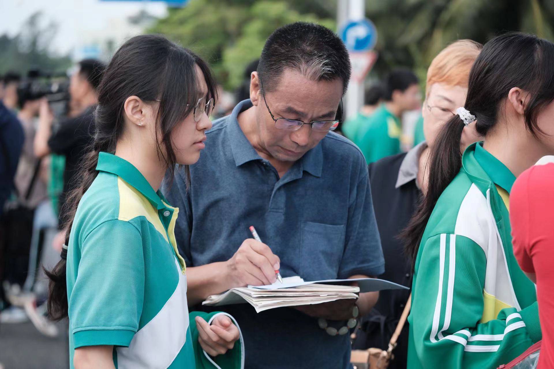 直击|2024年高考今日开考,1342万考生赶赴考场