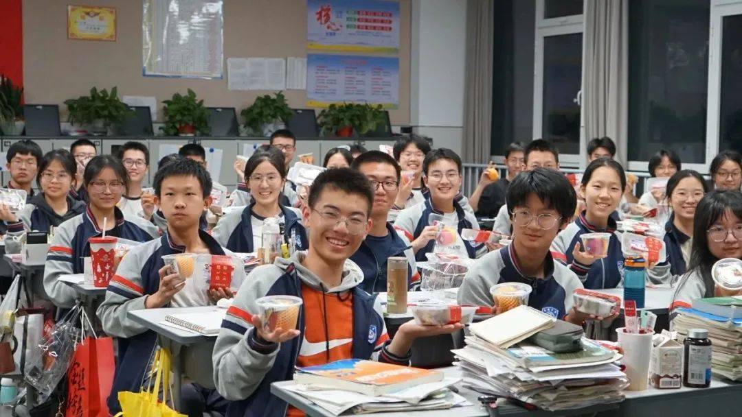 龙游中学6月6日,衢州理工学校在校园金色广场开展"暖心送考 为梦护航"