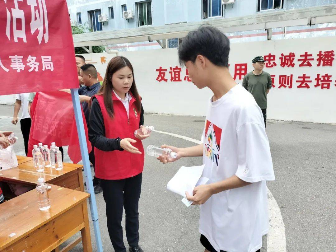 青春逐梦,有荔护航——荔波县开展高考加油志愿服务活动