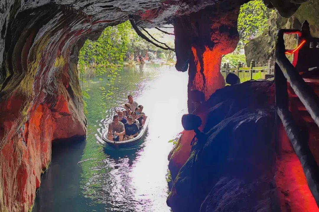 活动地点:地下长河活动时间:6月10日活动内容:游客购票即赠一只手环