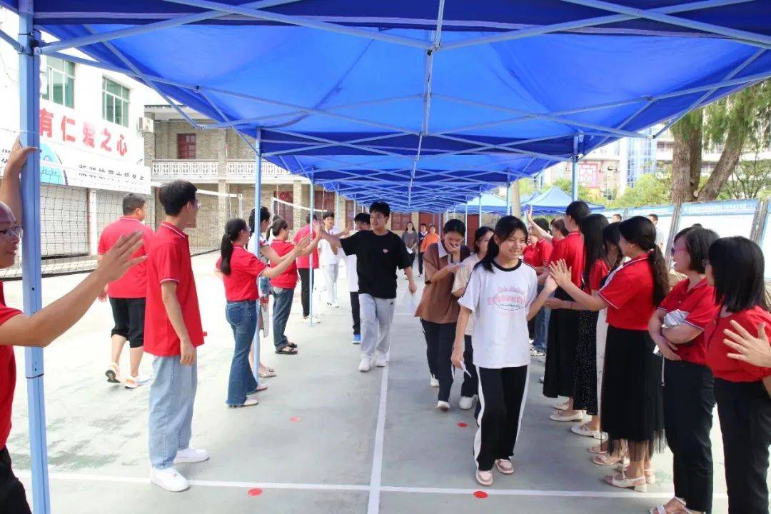 图文来源|团荔波县委,荔波县高级中学微信编辑|熊芳芳一审一校|莫雪影