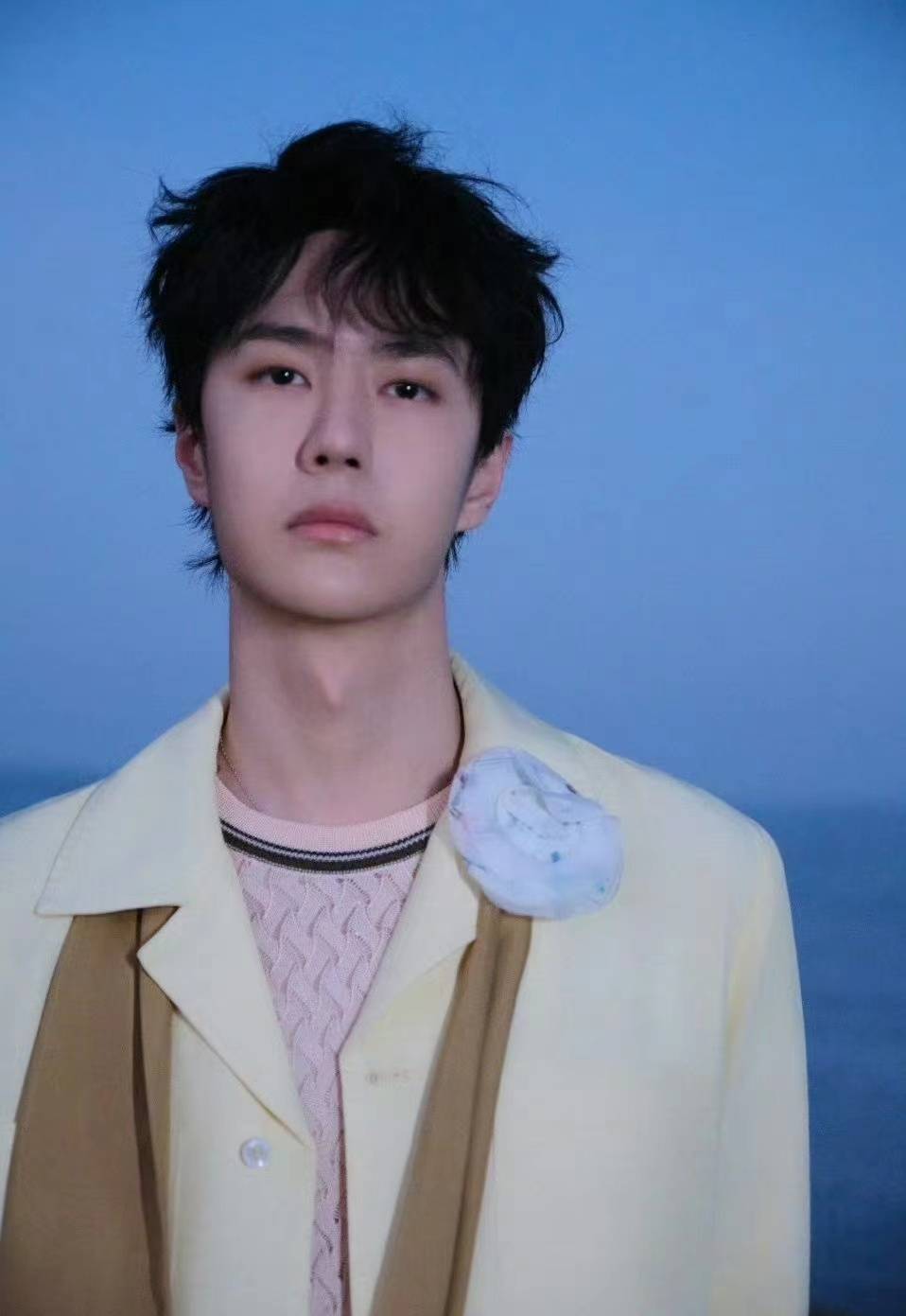 王一博现身法网公开赛,路人偶遇他在巴黎街头,吃冰淇淋被人围观