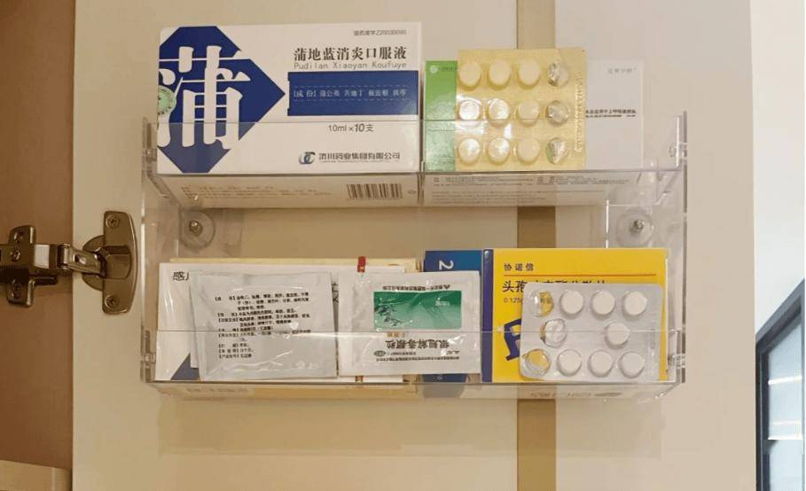 3)普通的展示盒,也可以安装在柜门背面收纳药品,以及安装在卫生间墙面