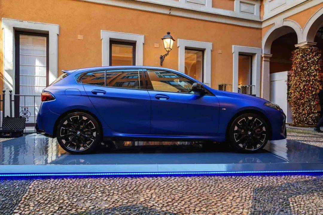 实拍全新宝马m135,磨砂波尔蒂芒蓝加持下还是很帅的
