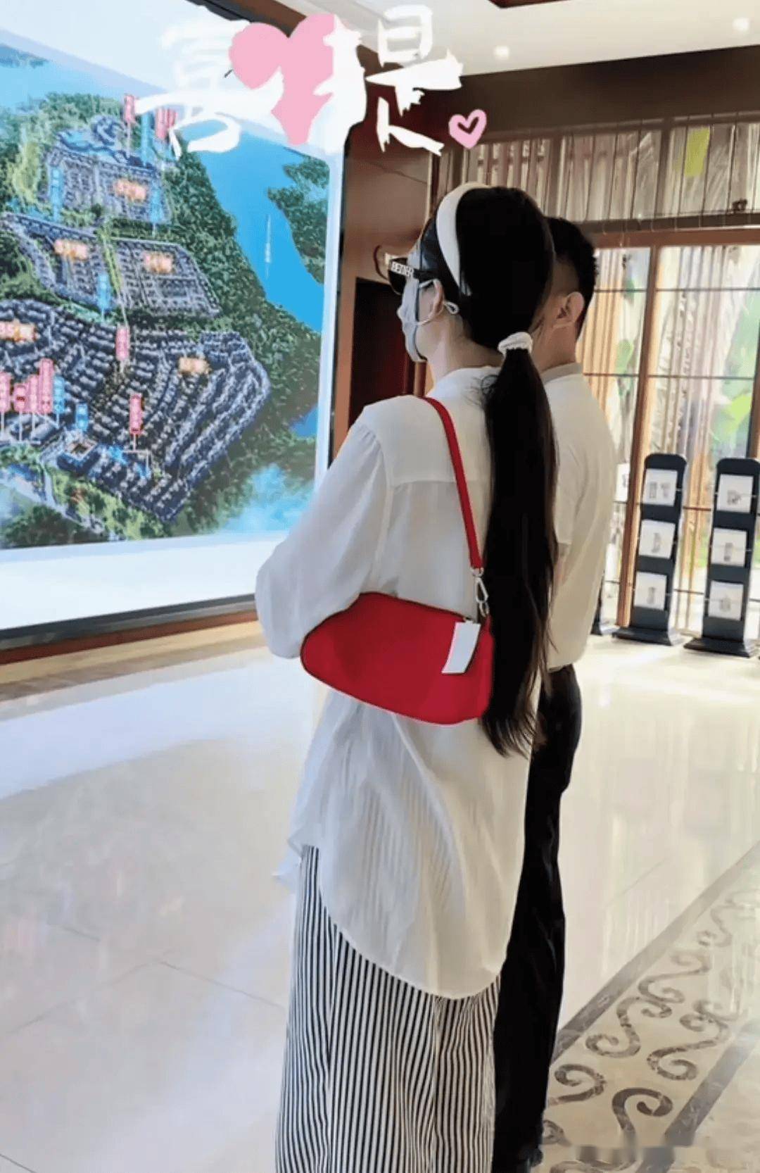 张颖颖和家人看房,定下带院两层别墅,妈妈戴金镯子现身一脸贵气