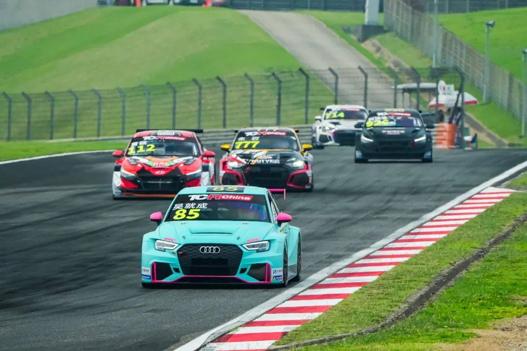 小将肖鲲鹏克服发车阶段的挫折,取得tcr中国锦标赛俱乐部车手杯季军