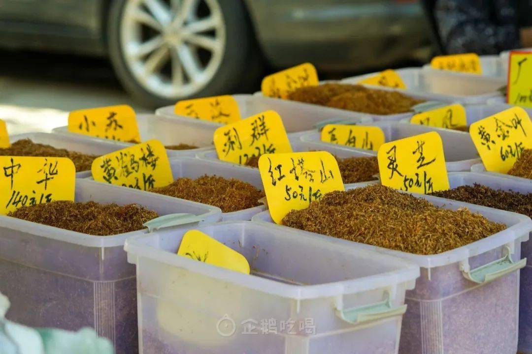 的薯片有浓浓的土豆香;那摊的甲鱼还在努力奔向自由;支付宝/微信到账