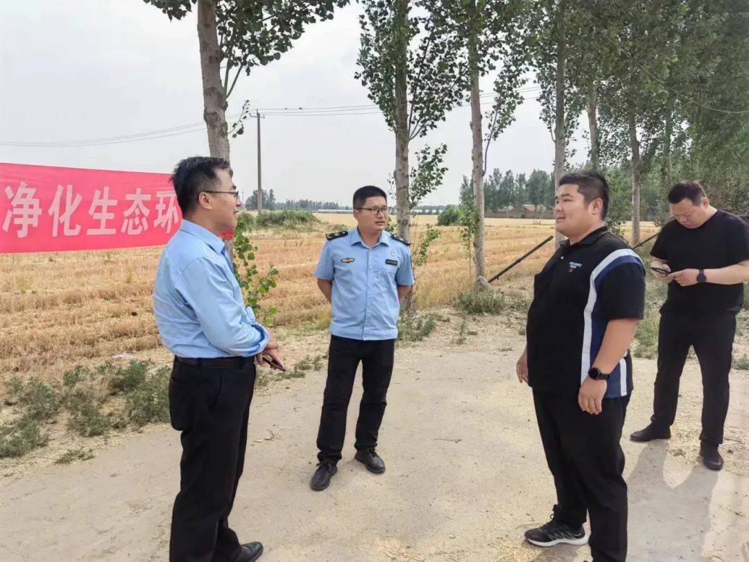 6月6日下午,禹城市环保局副局长战长礼到我镇查看秸秆禁烧工作落实