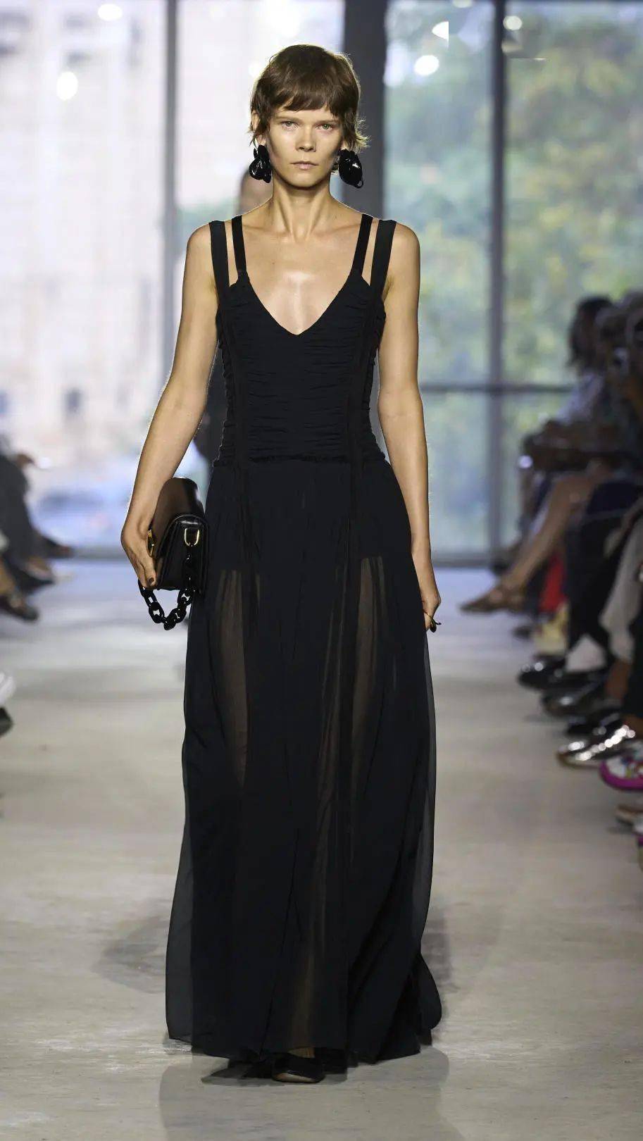 夏天穿这条黑裙子,不经意间惊艳到自己!