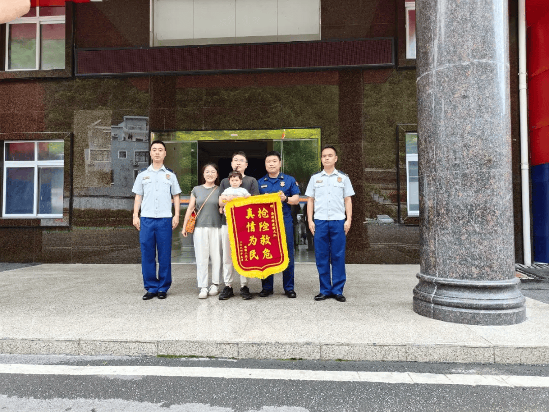"蓝"朋友出马,群众不用烦恼