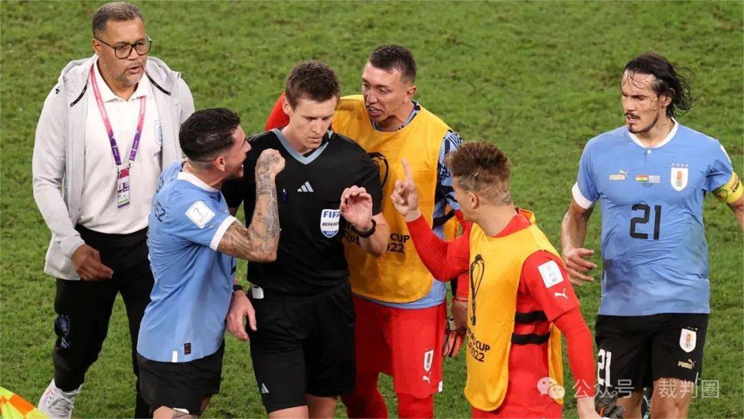 卡塔尔世界杯,西伯特在加纳0:2乌拉圭的比赛中引发了乌拉圭人的强烈不