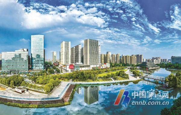 图为昨天清晨,宁波高新区大东江公园绿树成荫,静谧的水面倒映着蓝天