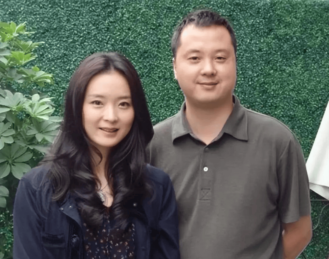 大儿子对她拳打脚踢,小儿子公开甩她耳光,49岁"晴