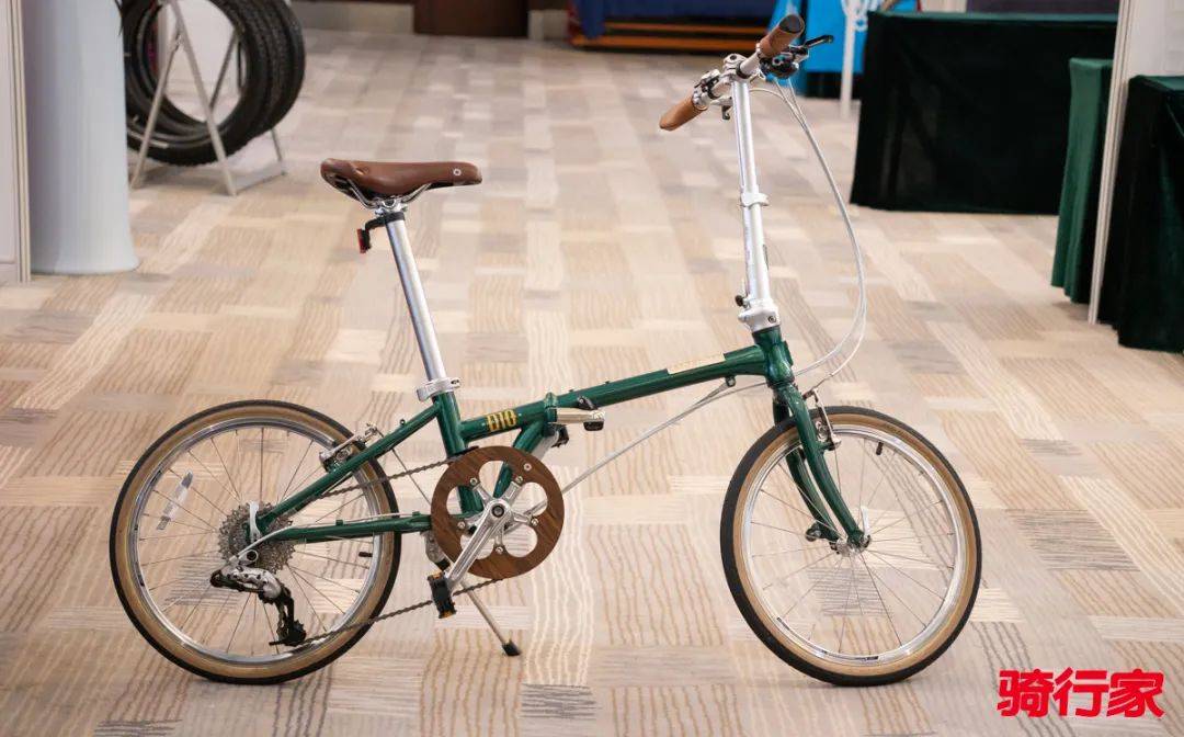 将复古风潮与时尚折叠自行车结合,将大行专利马甲线与boardwalk d10相