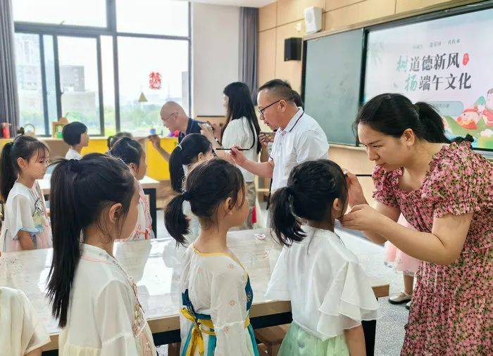亳州市第四幼儿园开展包括知典故,话端午识花草,做香囊和系彩绳