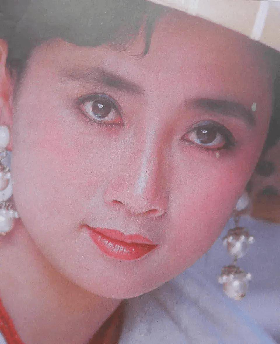 侯长荣年轻时候的气质,和现在也没什么差别,儒雅温和,很容易给人留下