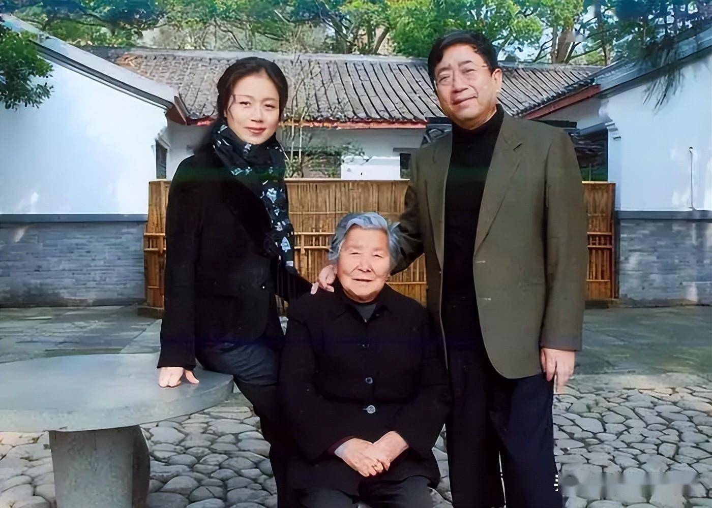 虽说两人一直相敬如宾.还为了余秋雨的女儿一直没有自己的孩子.