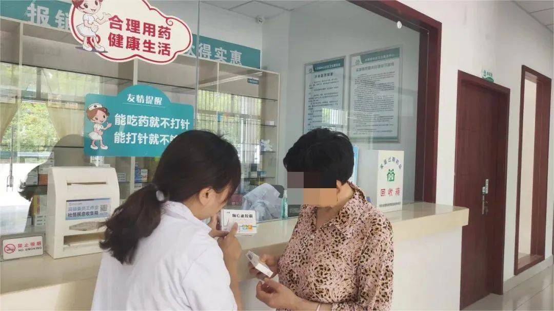 张家港市中医医院一站式服务中心工作人员正在帮助患者挂号