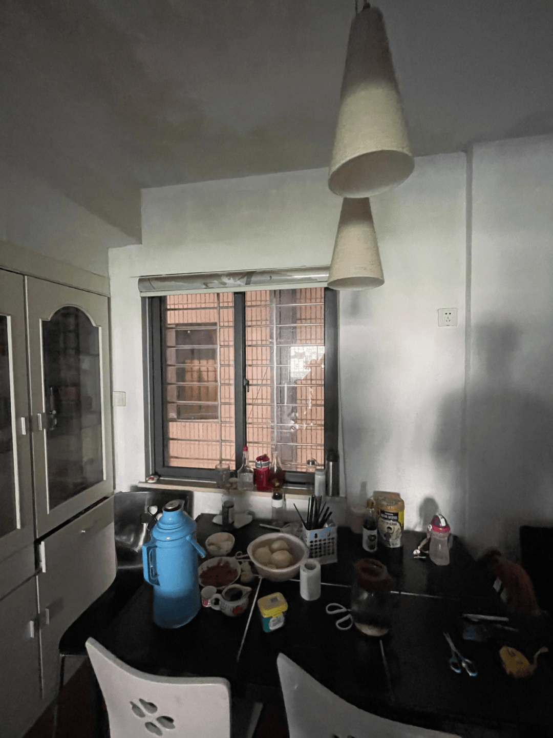 占了好大空间,但又没多少实际收纳作用的大柜子;老式的彩色纱幔蚊帐