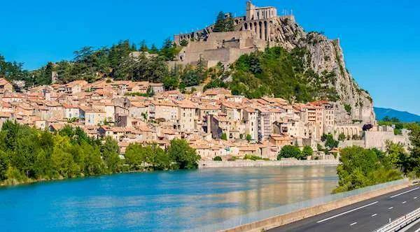 格朗诺布尔,尼斯和德国,意大利,西班牙都非常的近,被称为"法国最美的