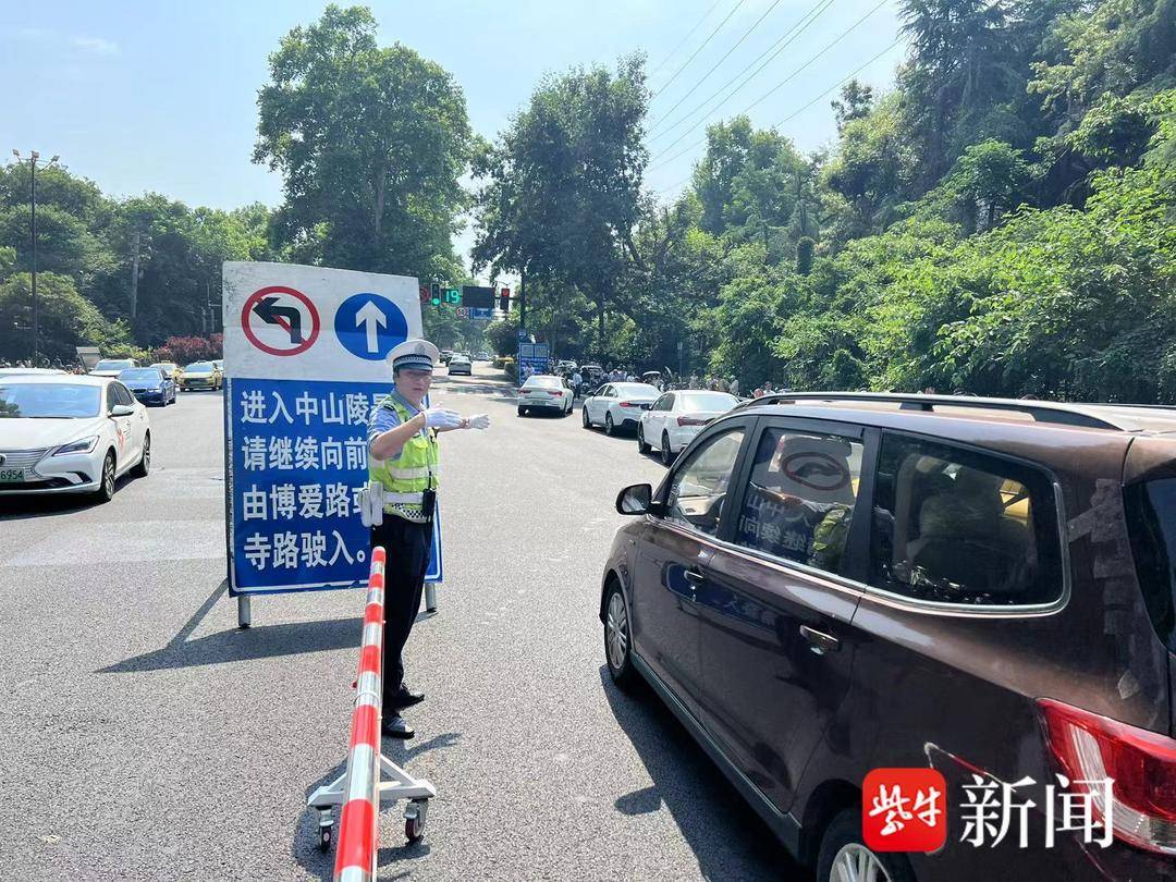 强化一线警力部署,优化高速公路收费站附近的指挥疏导,围绕钟山风景