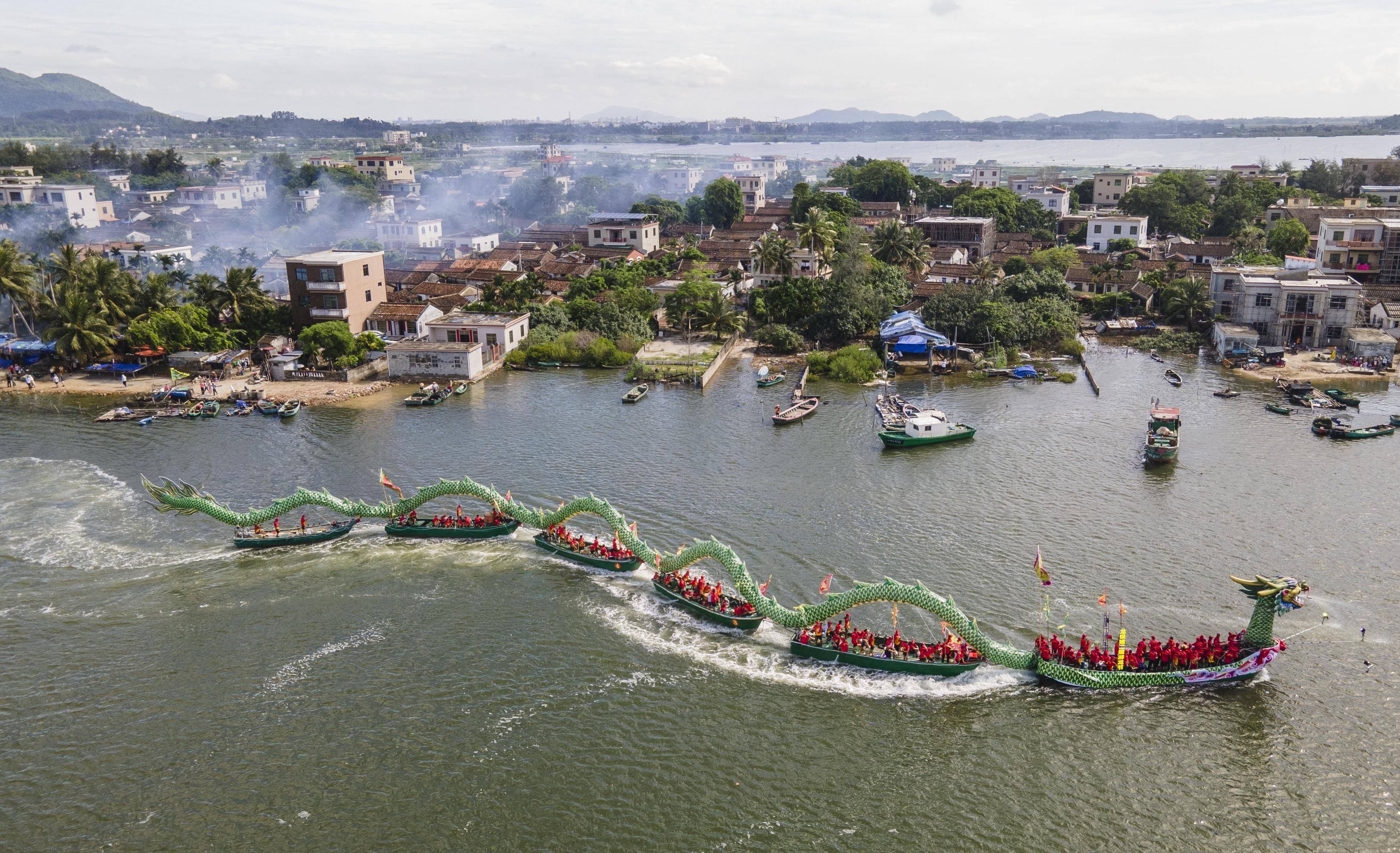 6月9日,人们在甘肃省平凉市静宁县城关镇端午市场上选购香包.