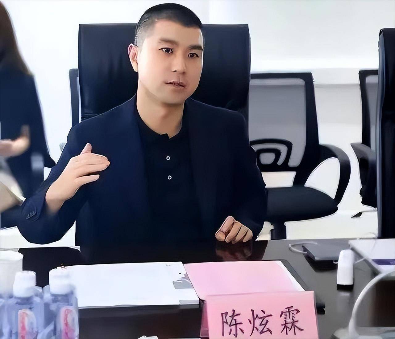37岁富二代成跑路老赖,卷走53亿,涉案金额上百亿,全家都跑了!
