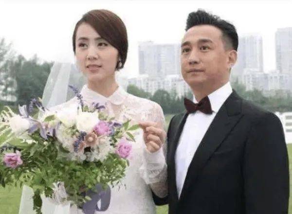 刘若英卷入争家产丑闻!曾被指插足黄磊婚姻,嫁富豪老公后分房睡10年