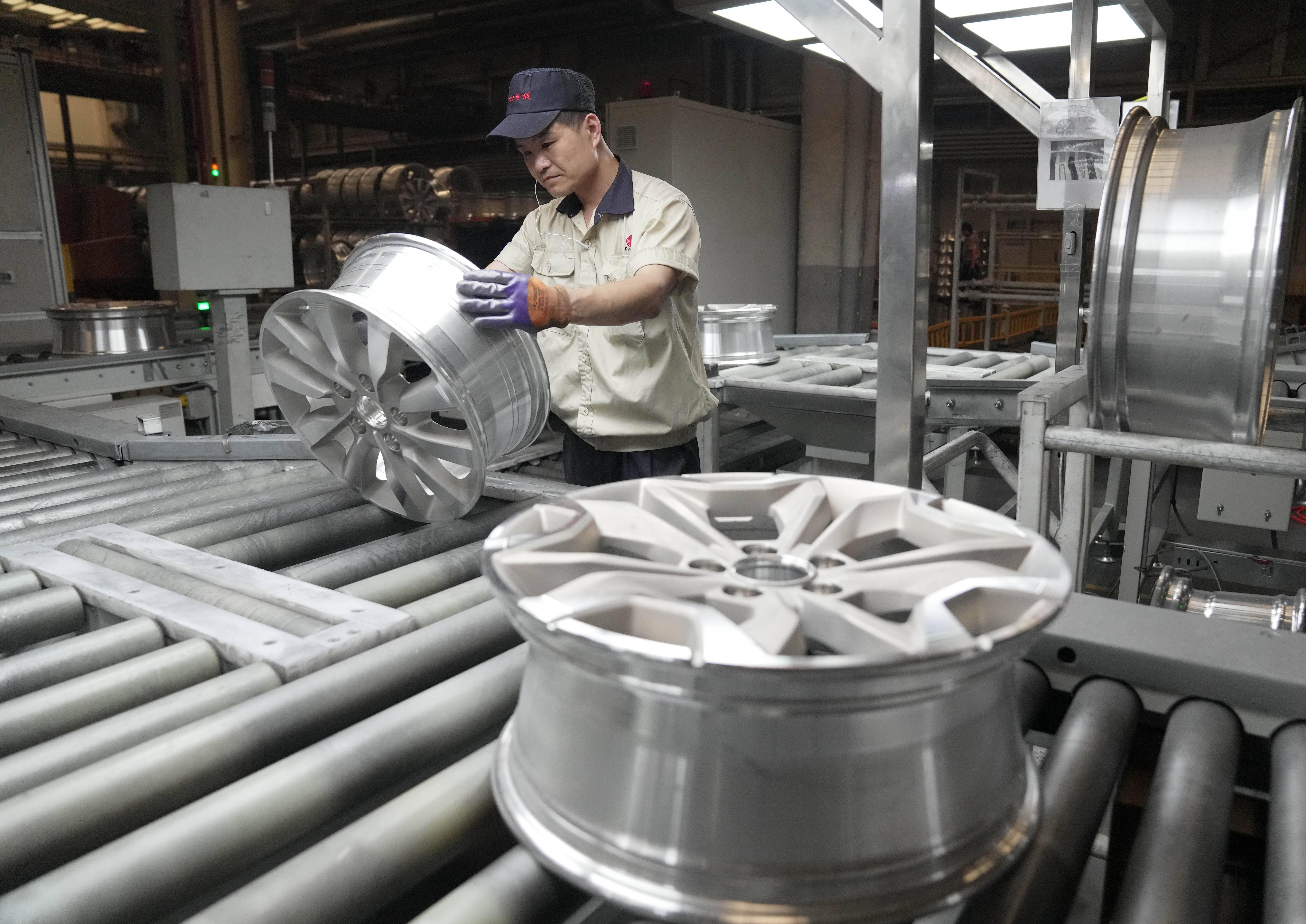 6月11日,工人在河北秦皇岛经济技术开发区一家车轮企业的生产车间工作