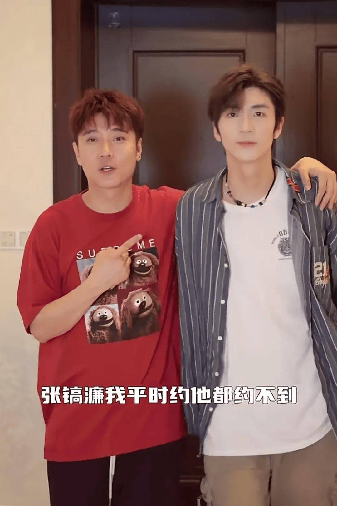 52岁洪欣穿短裤露长腿,路人阿姨频频侧目,张丹峰要有危机感了