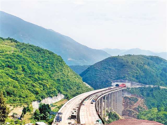 6月9日,渝湘复线高速磨寨乌江特大桥建设现场(无人机照片),该桥即将