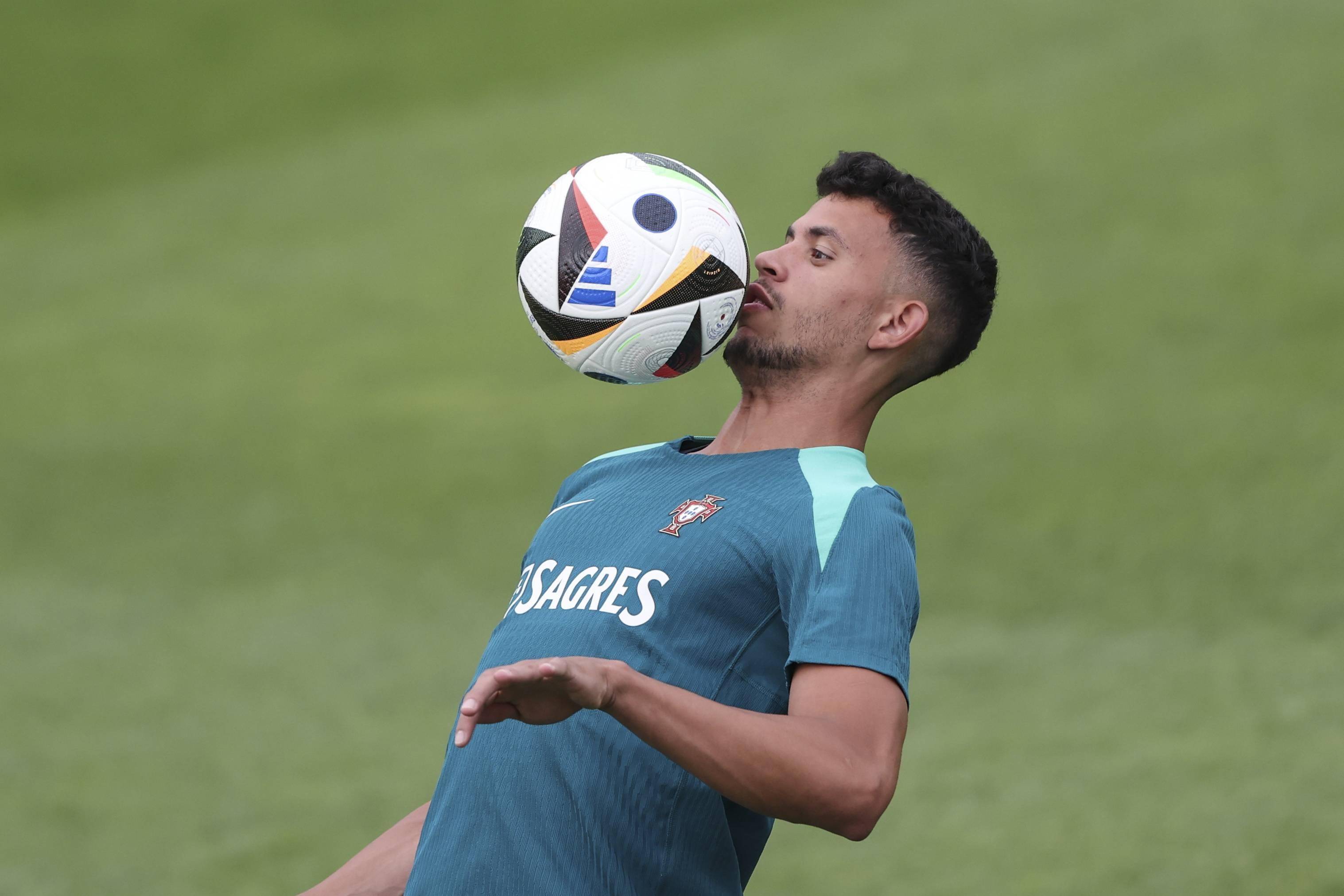 6月10日,葡萄牙队球员拉莫斯在训练中.