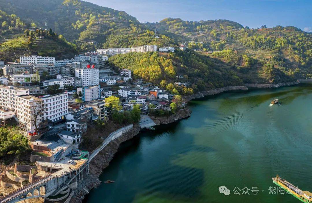 焕古镇地处汉江上游,位于安康市紫阳县西北部,镇内万山叠翠,茶园密布