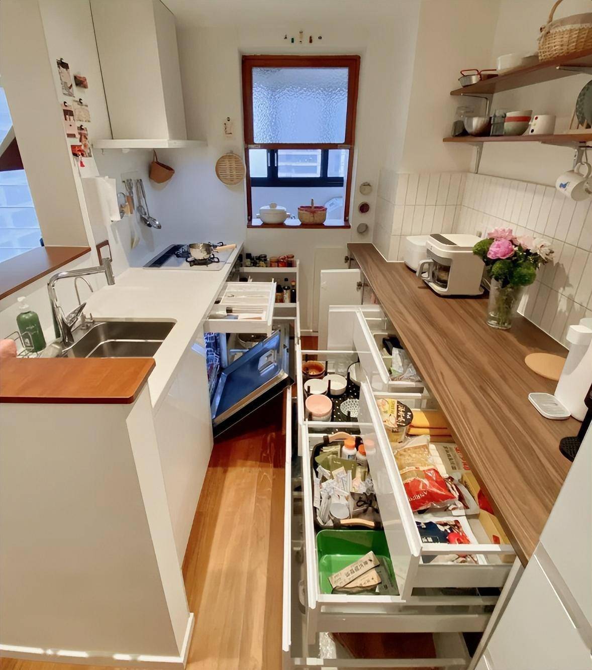 厨房不一定大就好,瞧瞧日本人布置的,整洁上档次,晒晒!