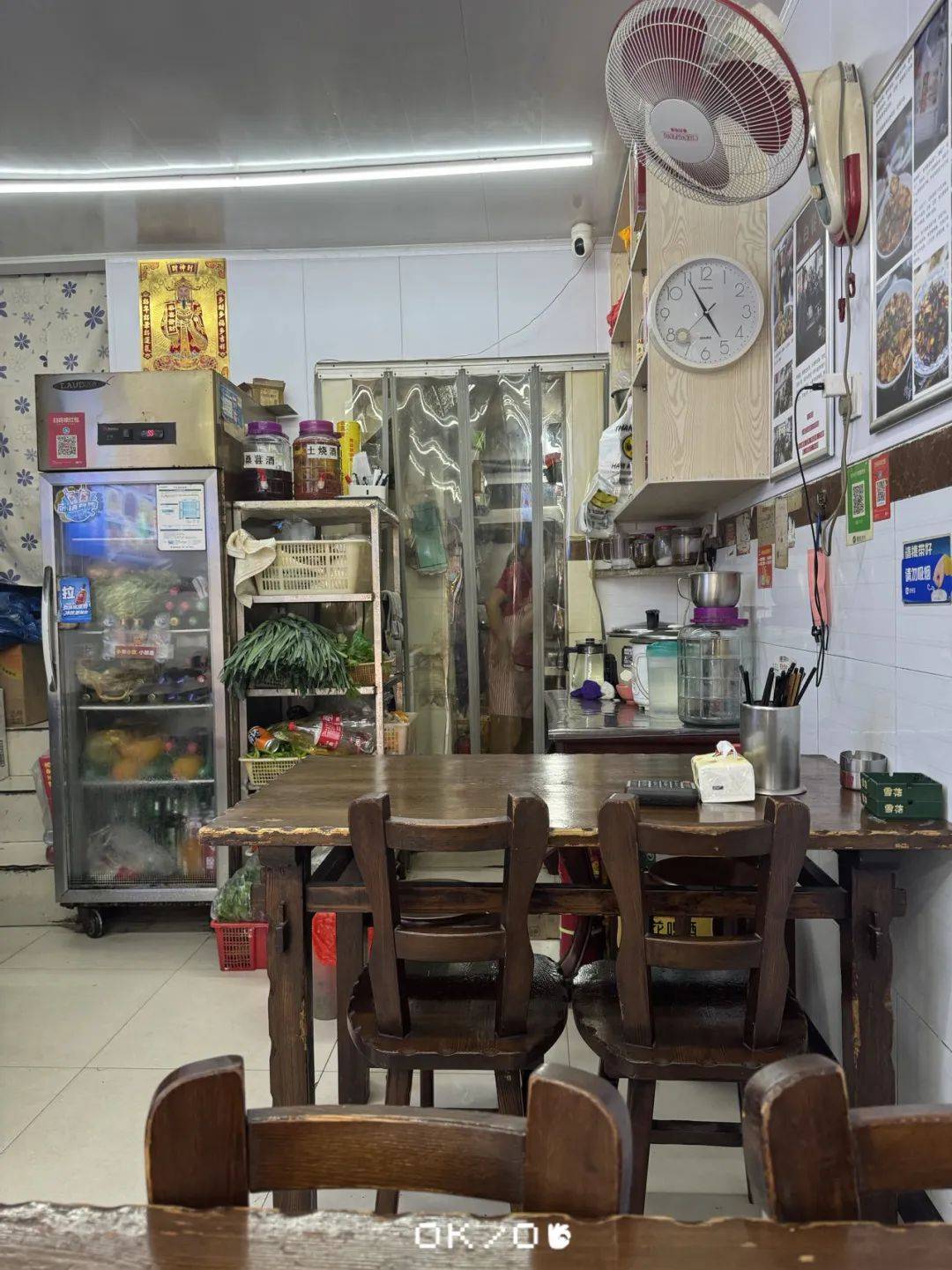 老板娘正坐在厨房门口细数还剩下的食材,考虑要不要补点货.