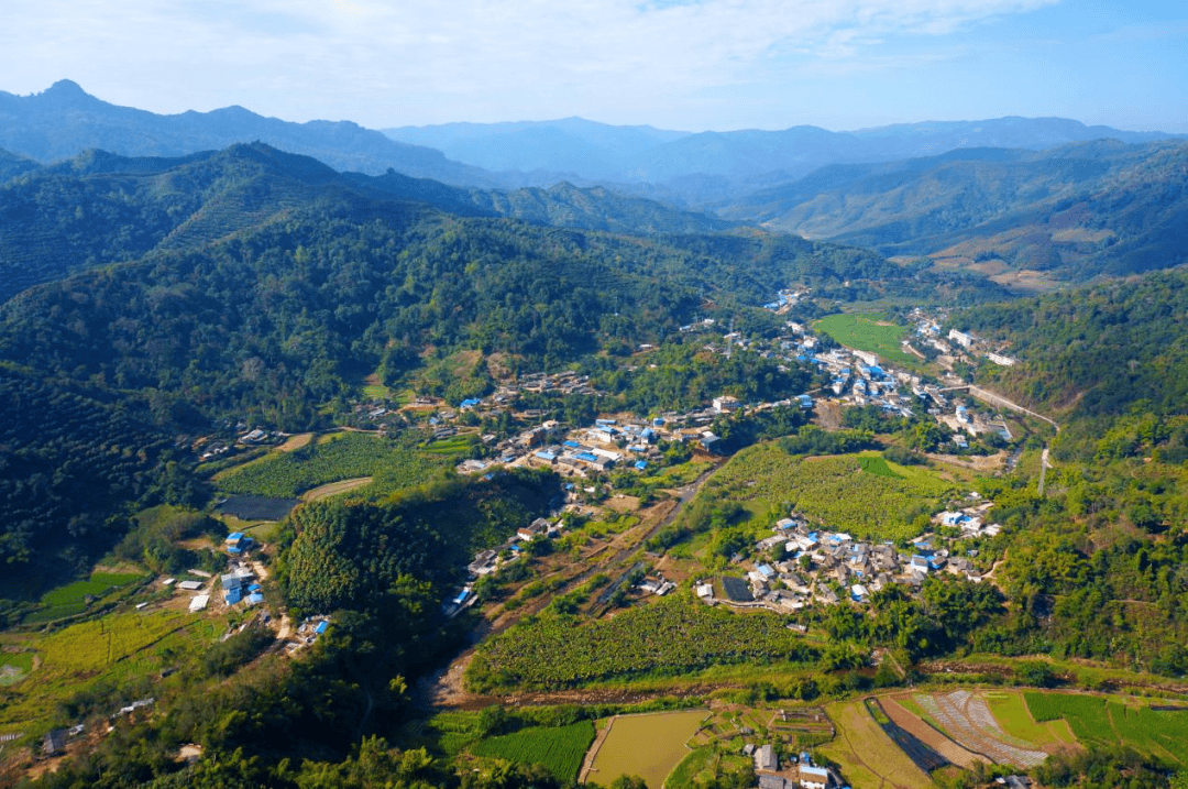 【图说美好新时代】勐腊县象明彝族乡:茶山上的党旗,指引乡村振兴发展