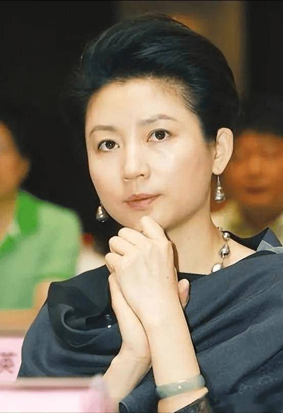 前央视主持王小丫病后首度亮相,56了依然年轻!请