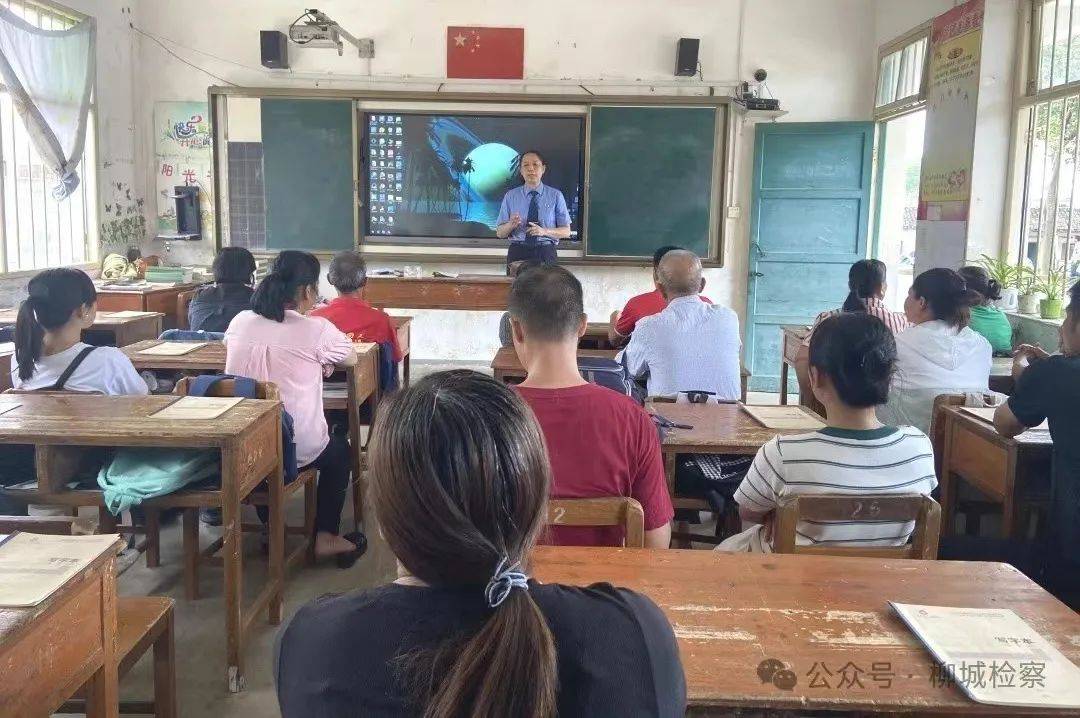 柳城县检察院"橘光未检"工作室分别在沙埔镇政府,沙埔镇长隆小学,大埔