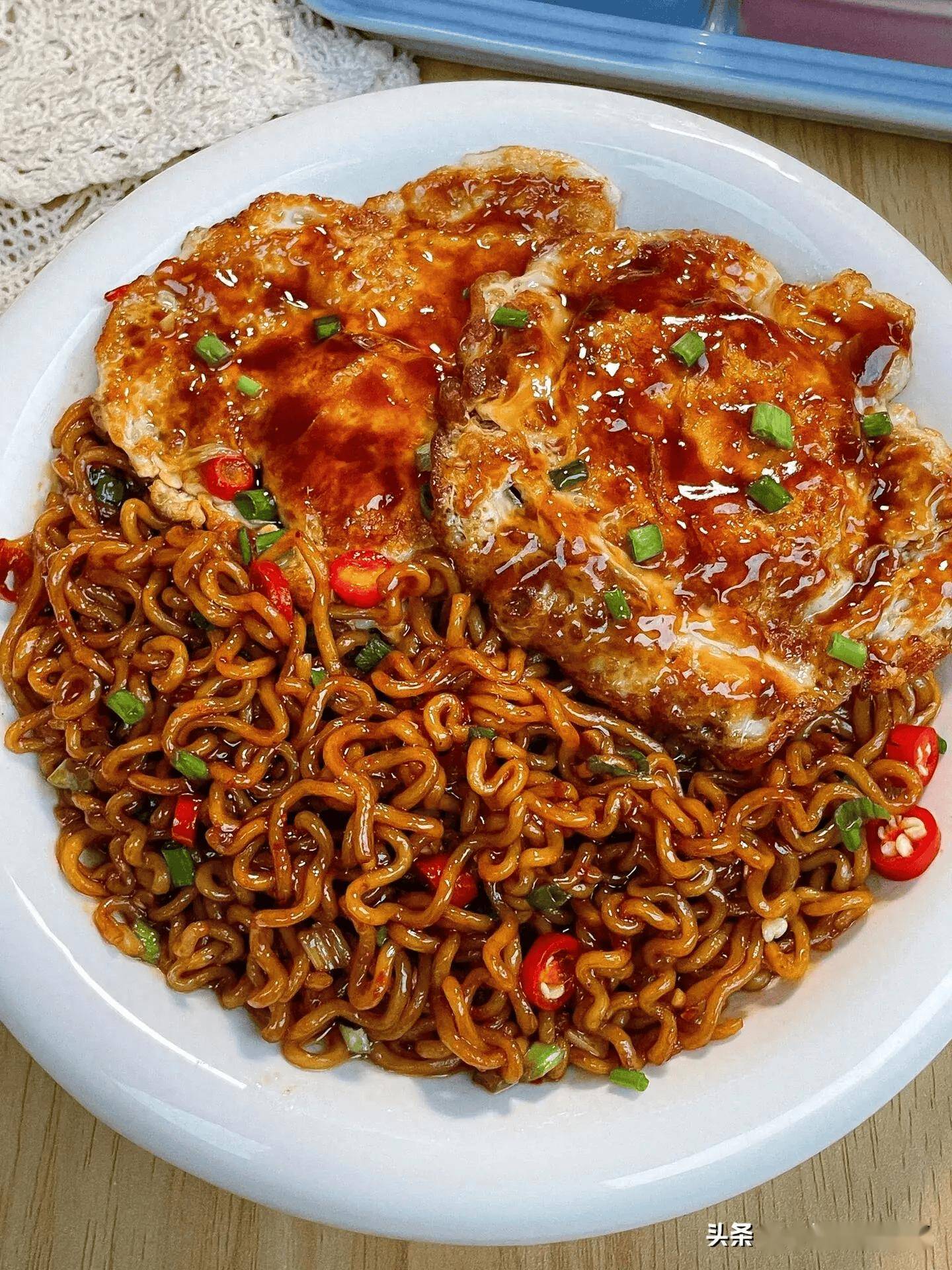 二,虾仁炒乌冬面三,烤冷面四,老干妈炒方便面五,饺子皮小笼包六,鸡蛋