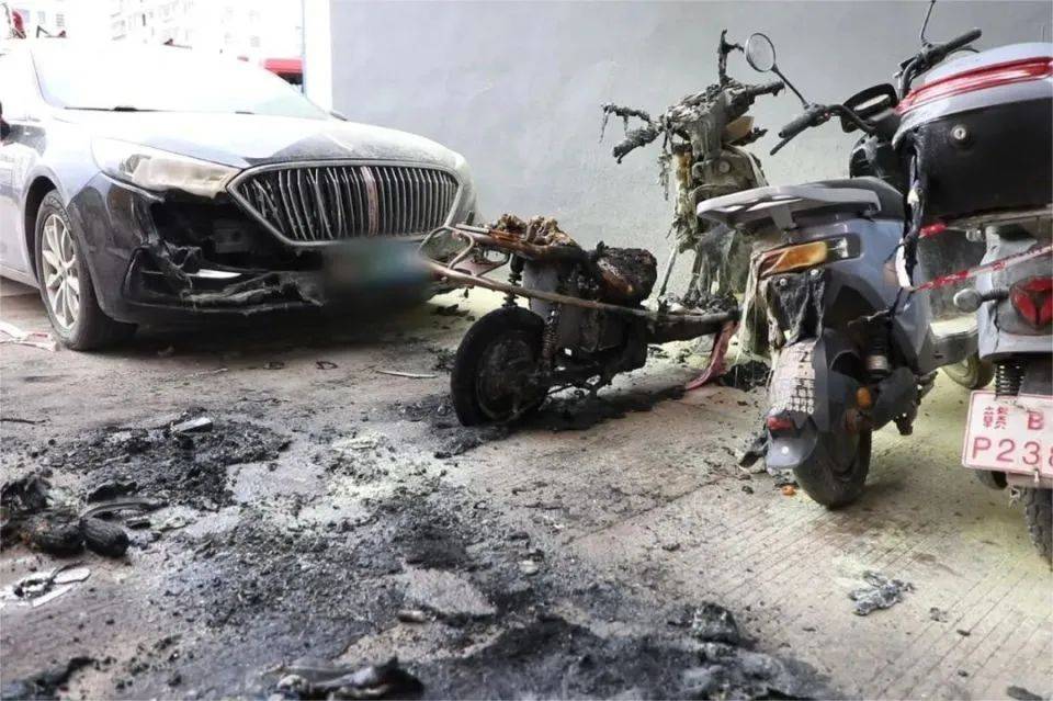 吓人!凌晨江西一小区电动车突然"喷火",电池爆炸,多辆车被引燃